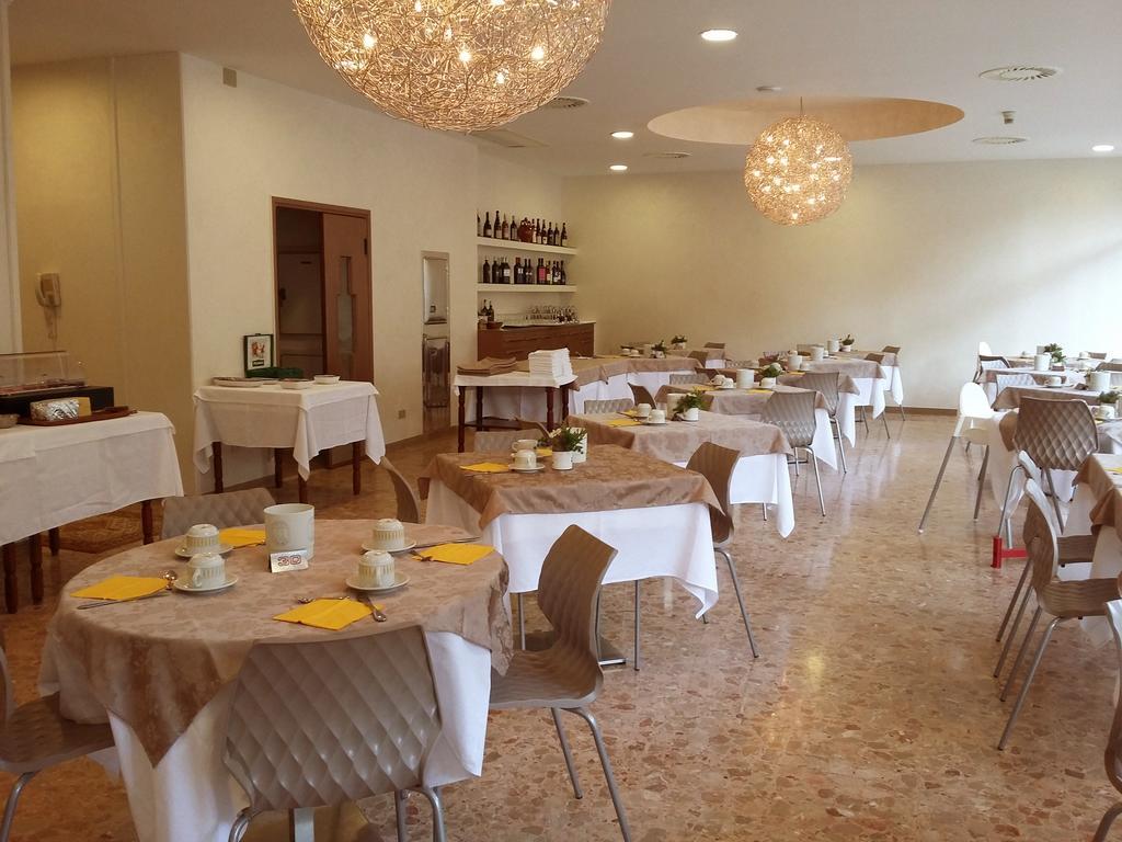 Hotel Condor Милано Мартима Екстериор снимка