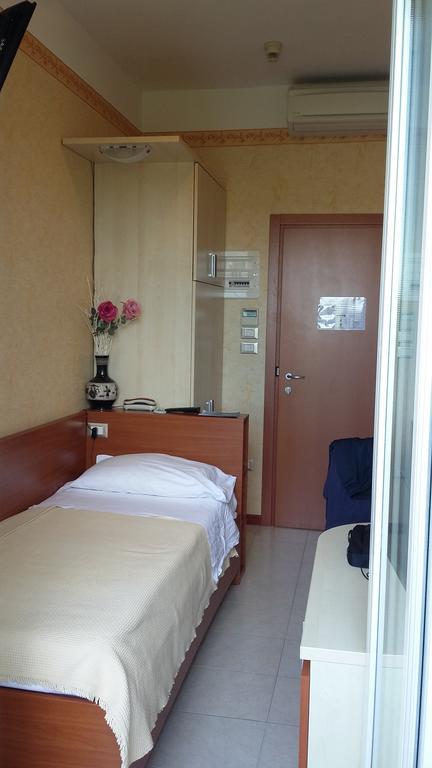 Hotel Condor Милано Мартима Екстериор снимка
