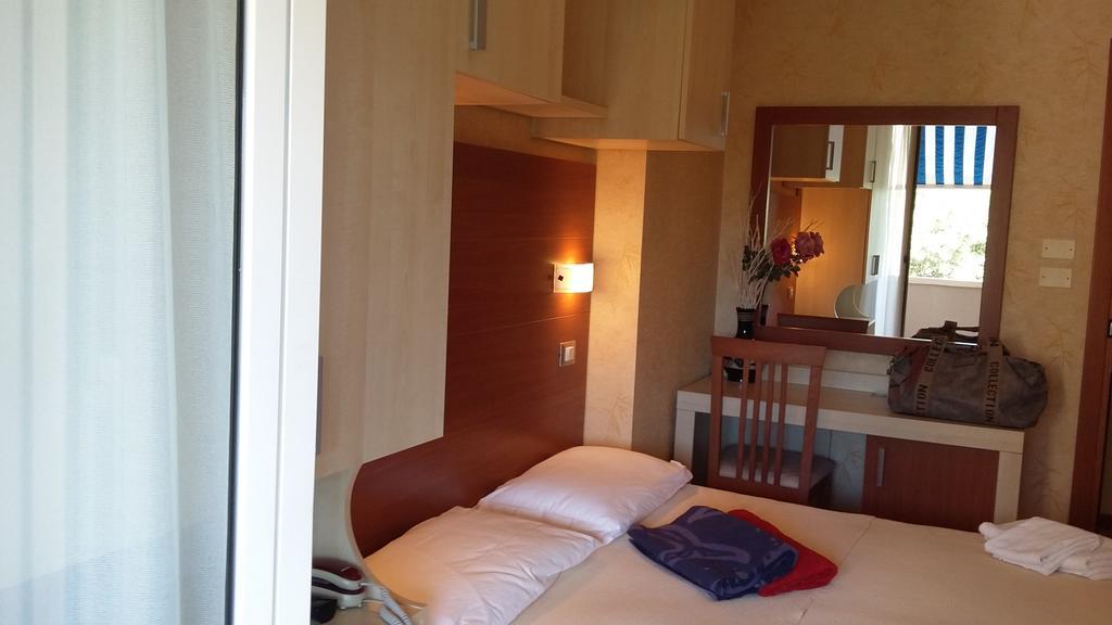 Hotel Condor Милано Мартима Екстериор снимка
