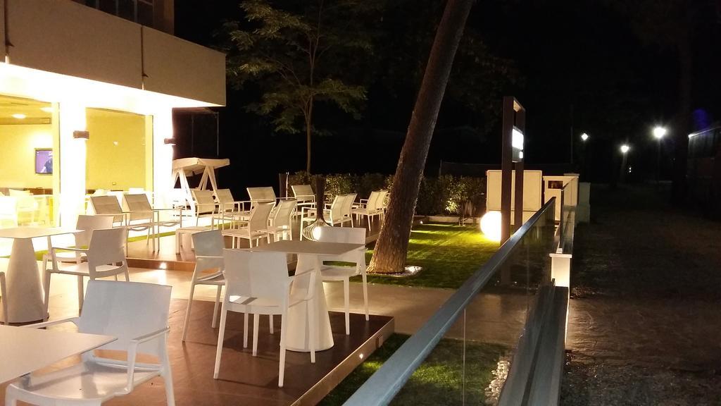 Hotel Condor Милано Мартима Екстериор снимка
