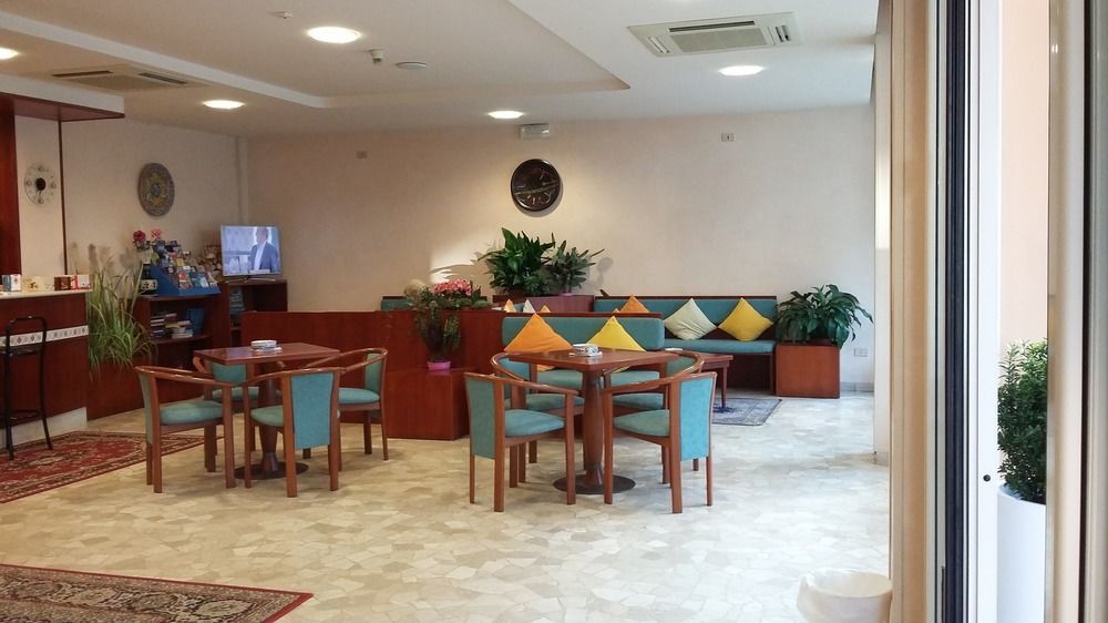 Hotel Condor Милано Мартима Екстериор снимка