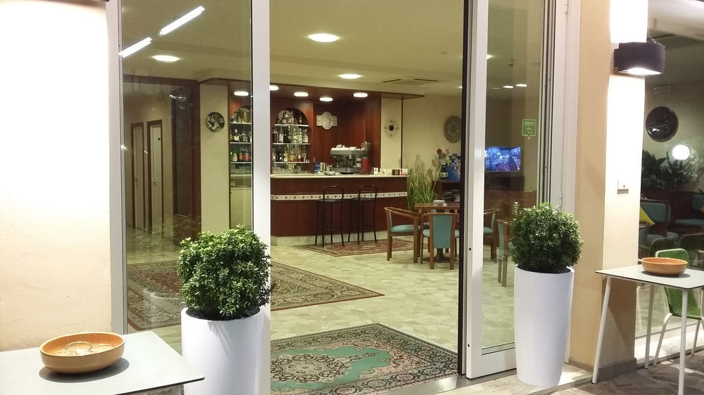 Hotel Condor Милано Мартима Екстериор снимка