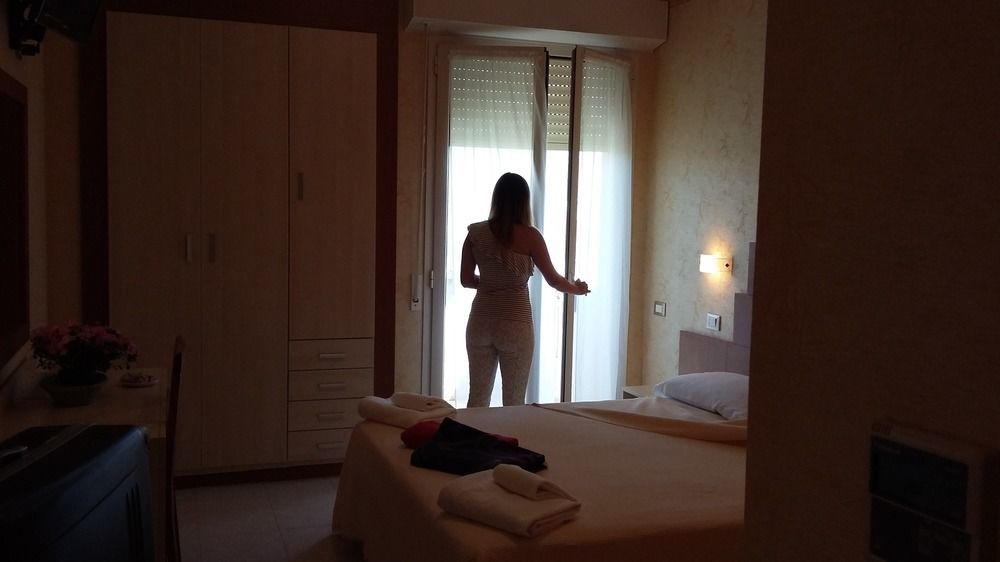 Hotel Condor Милано Мартима Екстериор снимка