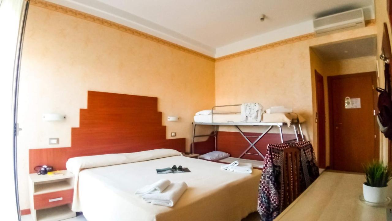 Hotel Condor Милано Мартима Екстериор снимка