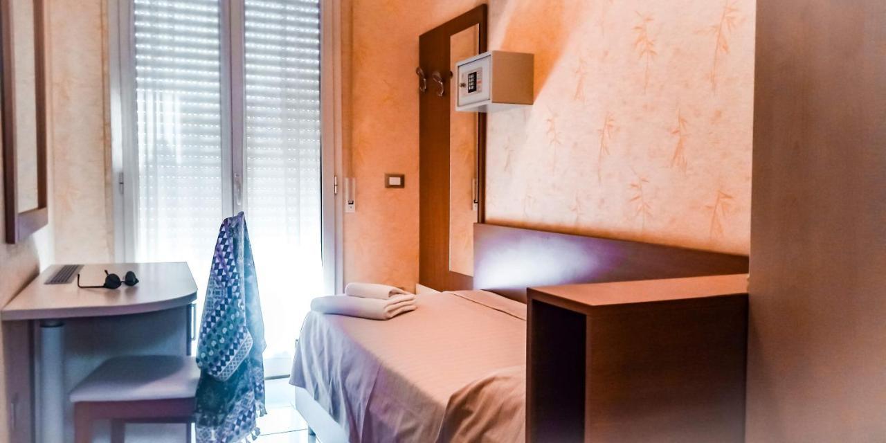 Hotel Condor Милано Мартима Екстериор снимка