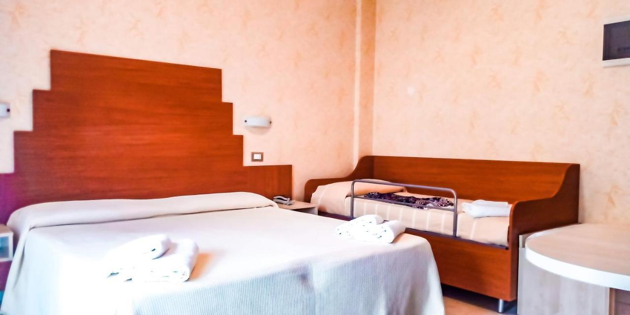Hotel Condor Милано Мартима Екстериор снимка