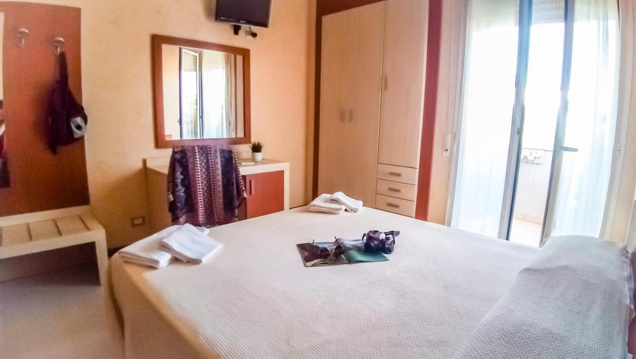 Hotel Condor Милано Мартима Екстериор снимка